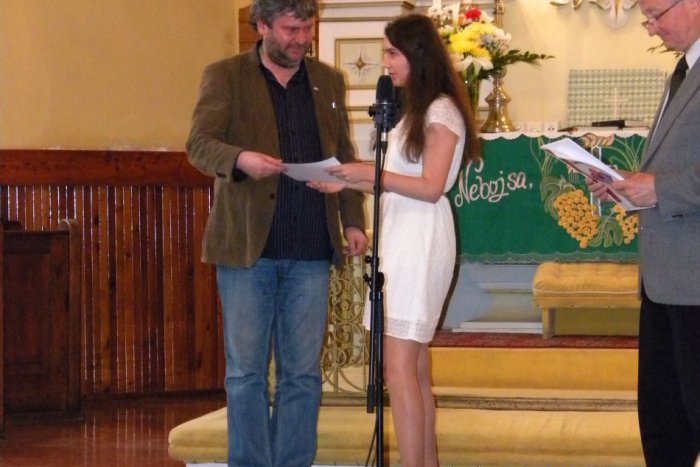 Ilustračný obrázok k článku Gymnazistky Evka a Simonka to s perom vedia: Vyhrali celoslovenskú literárnu súťaž!