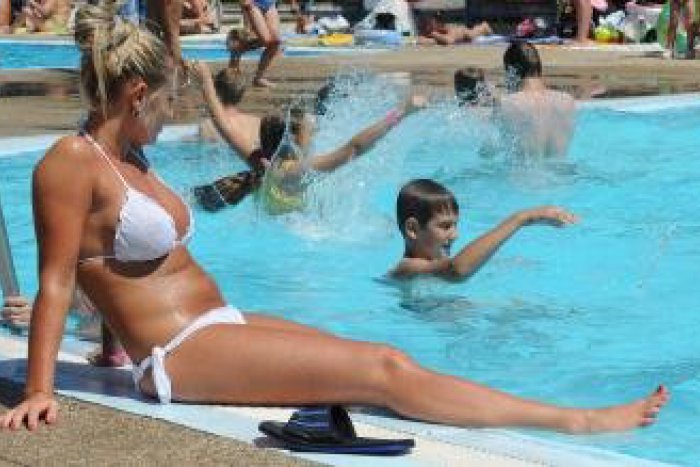 Ilustračný obrázok k článku Kúpanie v bazénoch na plážovom kúpalisku dostalo zelenú, v jazere si nezaplávame