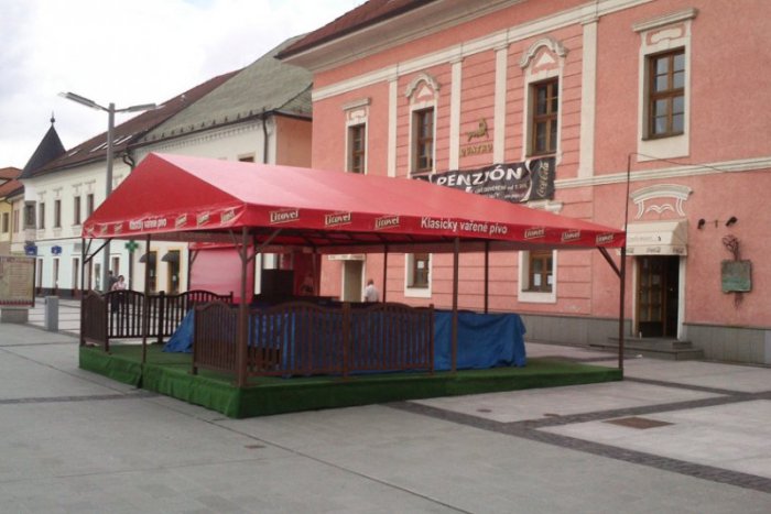 Ilustračný obrázok k článku Nepriaznivé počasie kazí krčmárom kšeft: Na terasy chodí menej ľudí