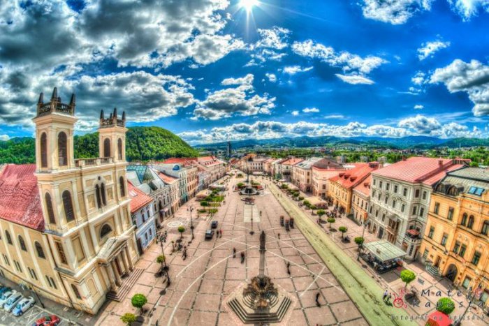 Ilustračný obrázok k článku Námestie bude vyzerať inak: Letné terasy už jedine s jednotným výzorom