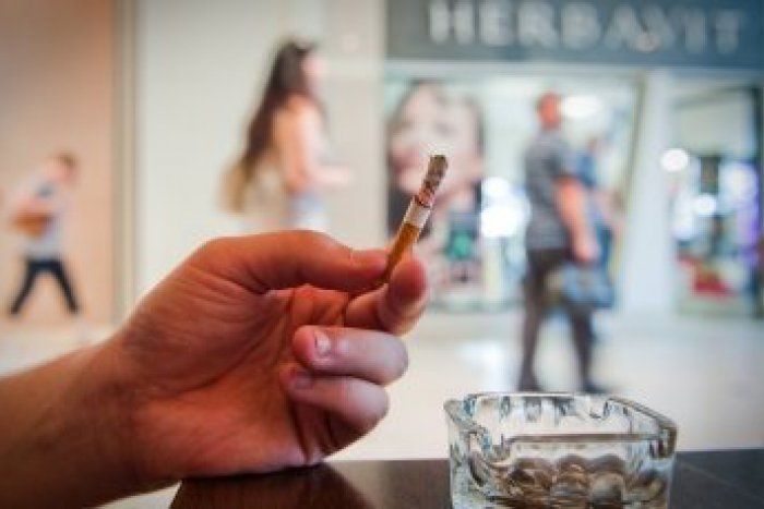 Ilustračný obrázok k článku Fajčiari v obchodných domoch: Od 1. júla si pri kávičke už nezapálite