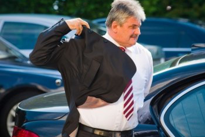 Ilustračný obrázok k článku Minister Richter po havárii v limuzíne: Má poranenú chrbticu, museli ho operovať