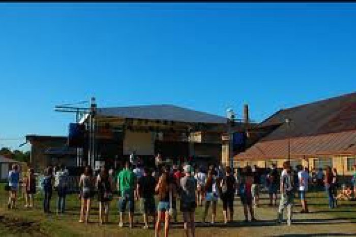 Ilustračný obrázok k článku Festivalová sezóna už začína: POKE ponúkne koncerty v tehelni aj cyklokuchyňu