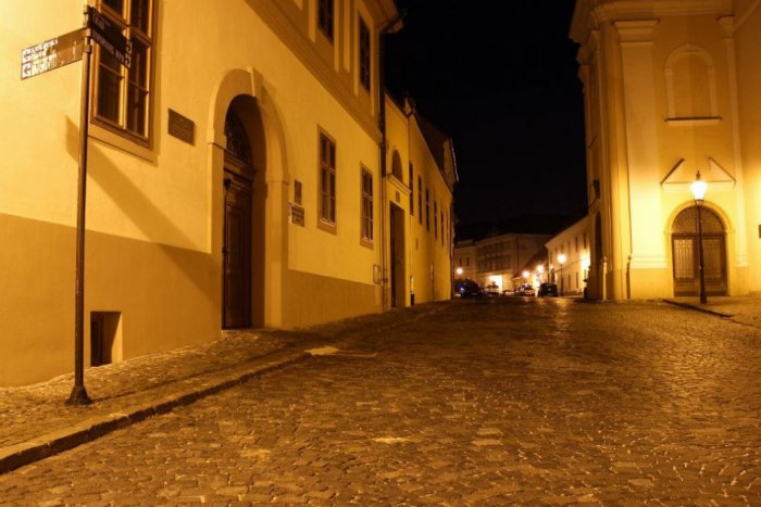 Ilustračný obrázok k článku Letná čitáreň je po rokoch späť! Knihy a noviny budeme zadarmo čítať v historickom dvore