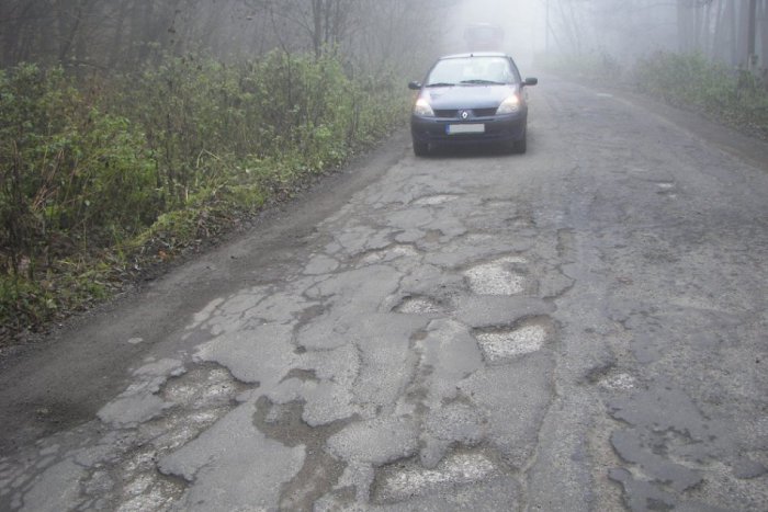 Ilustračný obrázok k článku Cesta do Sekierskej doliny je hotový tankodrom: Kedy ju začnú opravovať?