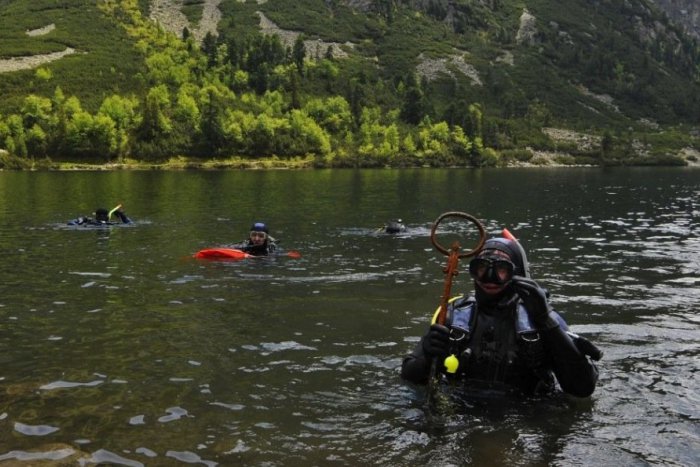 Ilustračný obrázok k článku Letnú turistickú sezónu otvorili aj na Popradskom plese. Kľúčom otočili potápači
