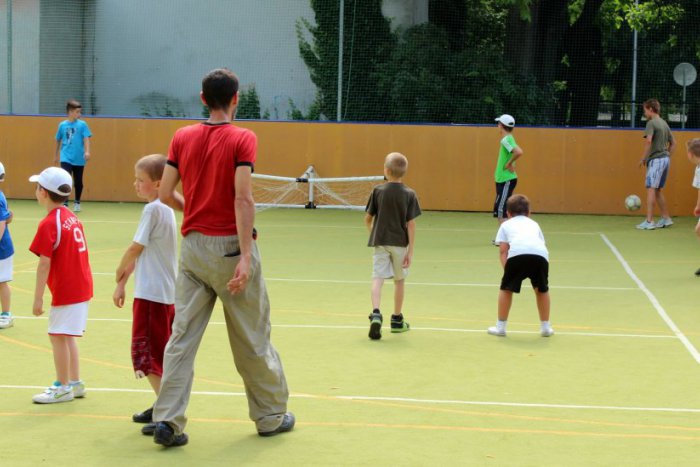 Ilustračný obrázok k článku Rodičia si zmerali sily spolu s deťmi: Rodinná olympiáda zožala úspech