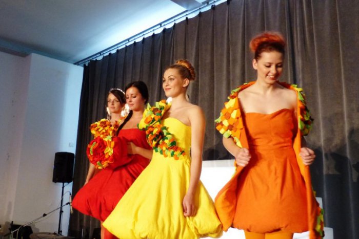 Ilustračný obrázok k článku OBRAZOM: V Elektrárni TG súťažili budúci módni dizajnéri. Priniesli pestrosť, nápaditosť i originalitu.