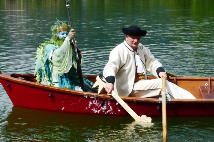 Ilustračný obrázok k článku Leto sa môže začať. Hladinu Štrbského plesa už odomkli