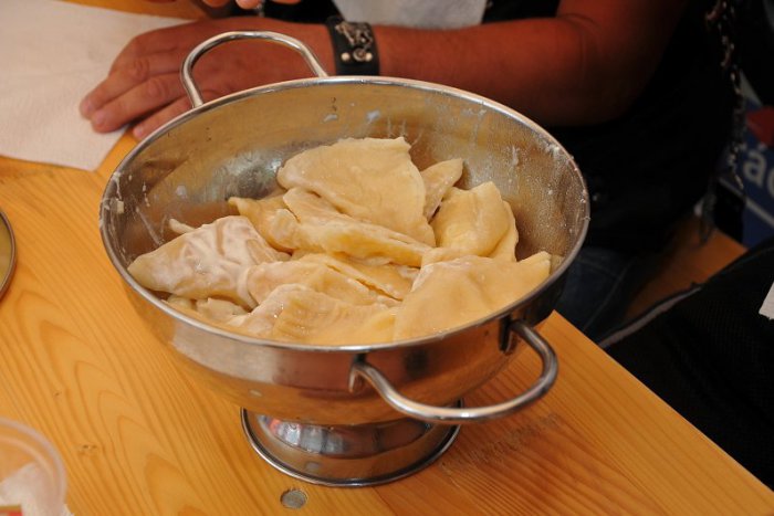 Ilustračný obrázok k článku S plnými bruchami poslanci aj policajti: Verili by ste, že 20 pirohov sa dá zjesť za 45 sekúnd?