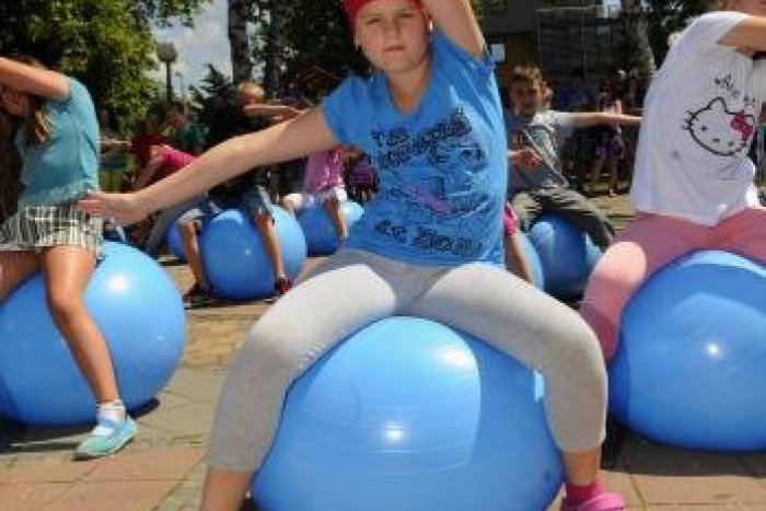 Ilustračný obrázok k článku Zdravý chrbátik : Cvičenie s fitloptou namiesto sedenia pri počítačoch