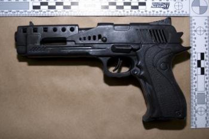 Ilustračný obrázok k článku Ozbrojený prepad za bieleho dňa: Muž na študenta pri rieke Slatina vytiahol zbraň!