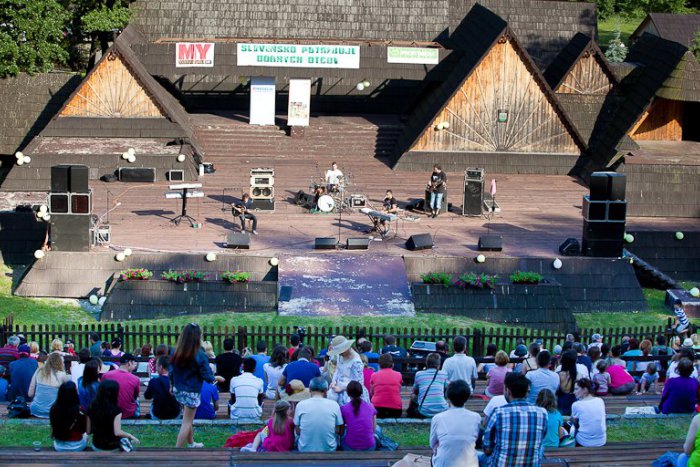 Ilustračný obrázok k článku Deň otcov v Detve: Ďakovný koncert rozospieval celý amfiteáter