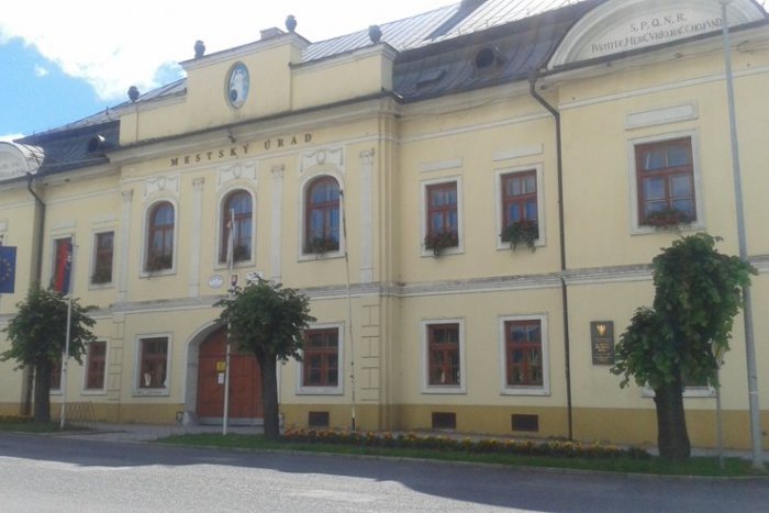 Ilustračný obrázok k článku Zmeny kvôli teplu v meste: Revúcka radnica upravila stránkové hodiny