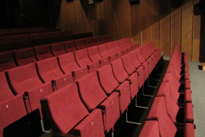 Ilustračný obrázok k článku Osud starých sedačiek z nášho kulturáku? Tešia sa z nich divadelníci z Partizánskej Ľupče