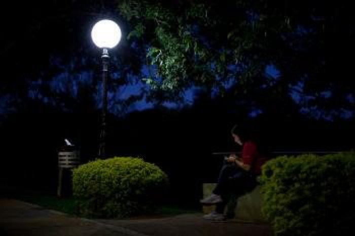 Ilustračný obrázok k článku Nočná lúpež vo Zvolene: Dušan (18) pri stánku s občerstvením prepadol mladíka!