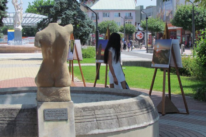 Ilustračný obrázok k článku V Michalovciach otvorili galériu pod holým nebom: Umenie prišlo za ľuďmi na námestie