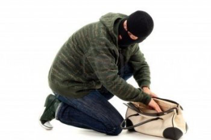 Ilustračný obrázok k článku S týmto zlodejky v obchoďáku nerátali: Medzi regálmi proti nim zasiahol policajt na nákupe!