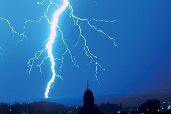 Ilustračný obrázok k článku Na Bystricu má udrieť divoké počasie: Dajte si pozor na lejaky a búrky s krúpami!