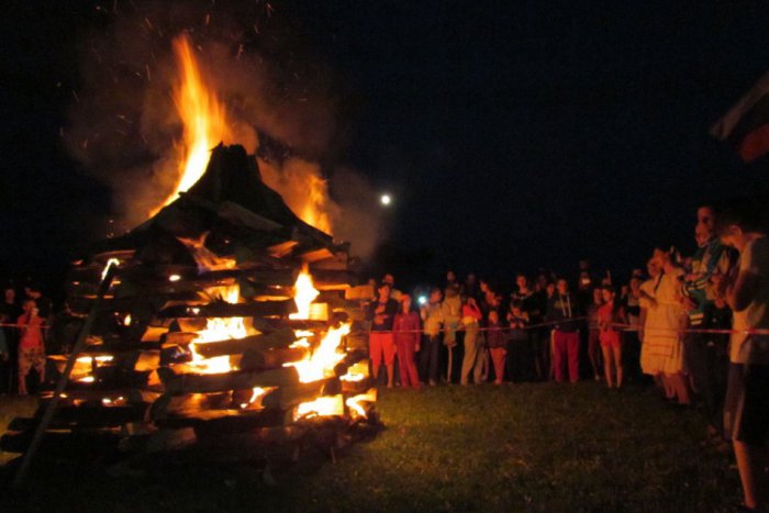 Ilustračný obrázok k článku OBRAZOM: Jánske ohne rozžiarili oblohu nad Šíravou