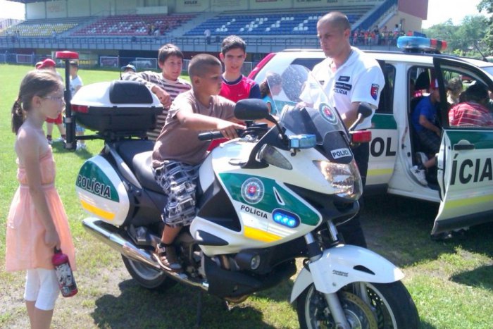 Ilustračný obrázok k článku Preplnený futbalový štadión v Lučenci: Polícia si pripravila program pre deti