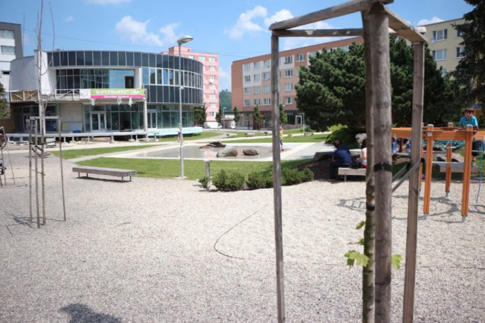 Ilustračný obrázok k článku Žiarski Rómovia počas horúčav? Niektorí sa kúpu vo fontáne, nezabúdajú ani na šampón!