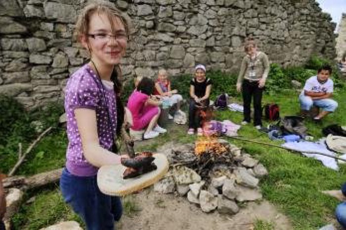 Ilustračný obrázok k článku Koncoročné výlety žiakov? Rúbanie dreva mimo civilizácie aj zmarené plány kvôli záplavám