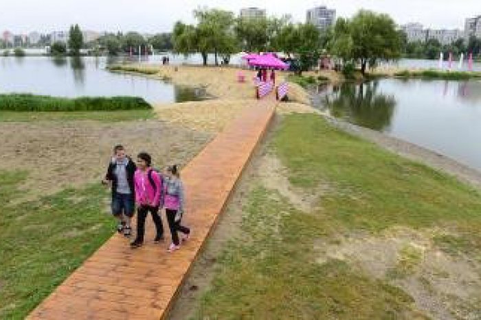 Ilustračný obrázok k článku Návštevníci na Magio pláži? Popri leňošení na slnku sa naučia aj posunkovú reč