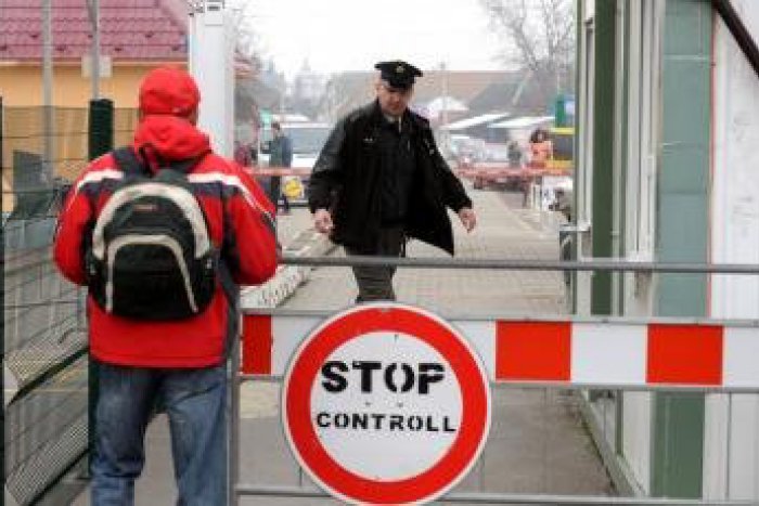 Ilustračný obrázok k článku Netradičná pokuta pre turistov: Sú ľahší o 165 €, hranicu prekročili mimo prevádzkových hodín