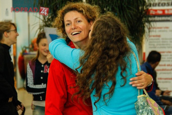 Ilustračný obrázok k článku Tínedžeri v Poprade objímali chodcov: Rozdali až 7314 objatí, pozrite si to