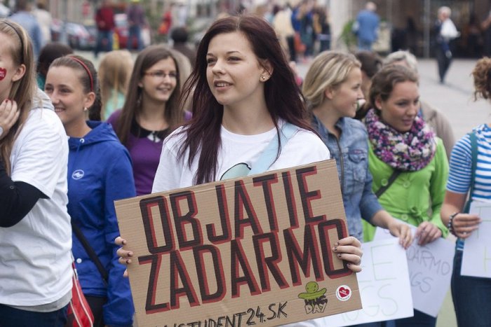 Ilustračný obrázok k článku Chodci dostanú ponuky, s akými sa bežne nestretnú: V Žiline sa budeme objímať na uliciach