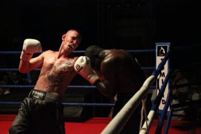 Ilustračný obrázok k článku 24-hodinový maratón boxu pod Urpínom: Tomi Kid si to rozdá s našimi hokejistami