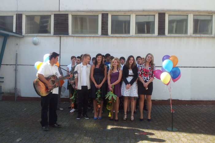 Ilustračný obrázok k článku OBRAZOM: Deviataci sa rozlúčili so školou na Mazorníkove vypustením balónov