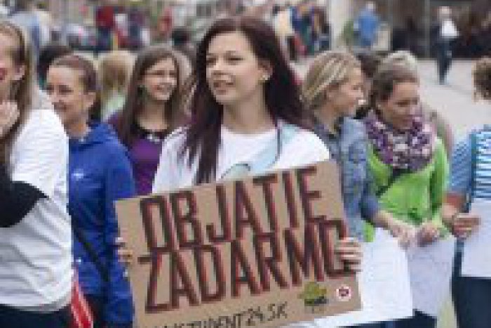 Ilustračný obrázok k článku Krásne video z Bystrice: Pozrite si, ako tínedžeri v uliciach rozdávali radosť objatiami