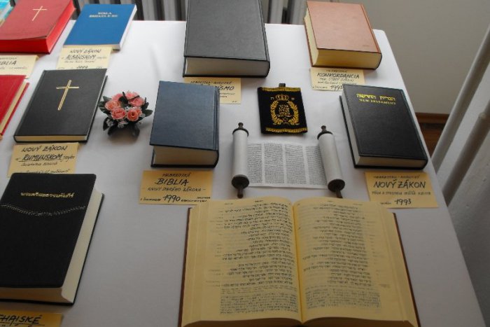 Ilustračný obrázok k článku Nitrania môžu obdivovať vzácne náboženské exponáty: Kniha z nehorľavého papiera aj Biblia z Papuy!