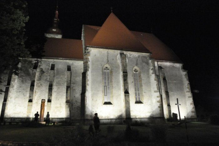 Ilustračný obrázok k článku Straší v kostole? Ľudia spozorovali zvláštny úkaz. Záhadná postava, ktorú si nedokážu vysvetliť!