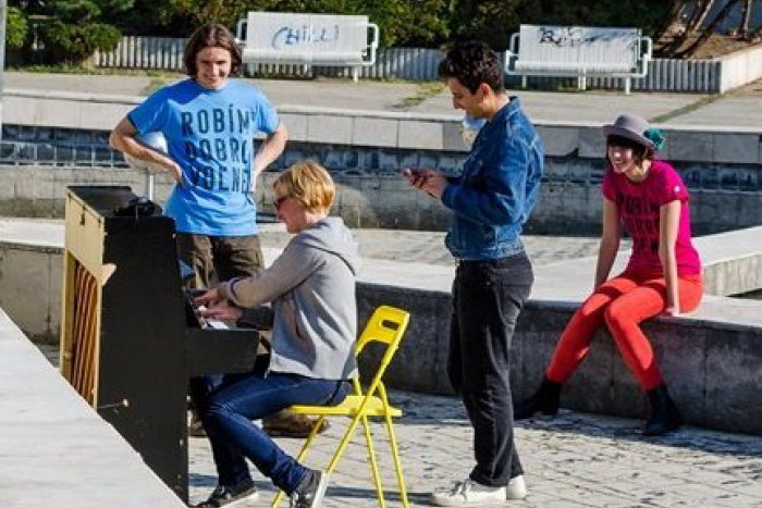 Ilustračný obrázok k článku Študenti si pre odvody z dohôd vraj toto leto zarobia menej