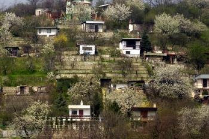 Ilustračný obrázok k článku Výsledok policajných prehliadok v osade? Nakradnuté veci zaplnili celú policajnú garáž