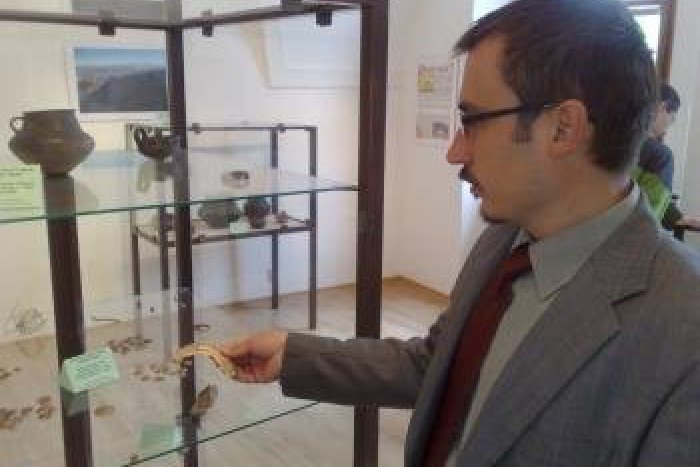 Ilustračný obrázok k článku Spisovatelia v školských laviciach: V lesníckom múzeu bude počas leta zaujímavá výstava