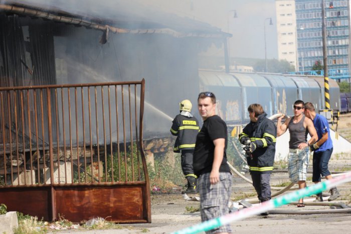 Ilustračný obrázok k článku Drevený sklad na stanici zachvátili plamene: Zhorel do tla