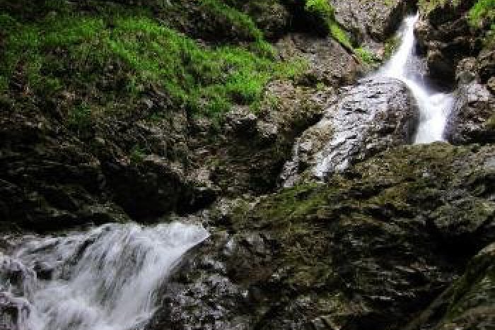 Ilustračný obrázok k článku Zabudnutý Turovský vodopád: Vybudovali dva chodníky, aby ho sprístupnili