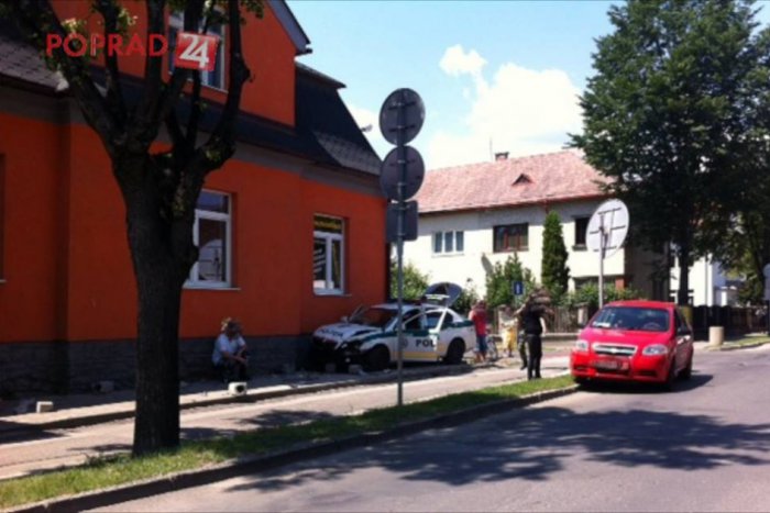 Ilustračný obrázok k článku Nehoda policajného auta v Poprade: Služobné auto po búračke skončilo v múre domu!