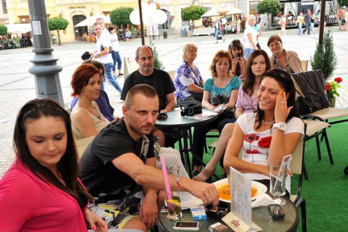 Ilustračný obrázok k článku Pivko, priatelia, úsmevy: Bystričania si užívajú slnko na letných terasách