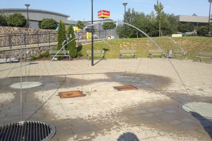 Ilustračný obrázok k článku Skvelá správa pre sídlisko Vlčince: Fontána po rokoch konečne funguje