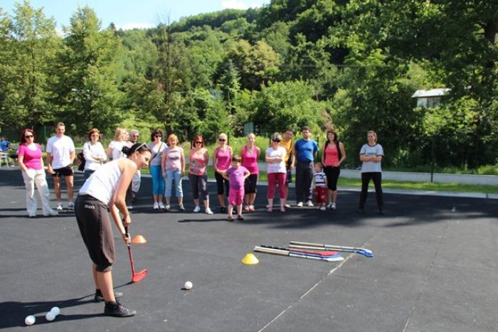 Ilustračný obrázok k článku Revúcki učitelia sa vedia zabaviť: Muži prišívali gombíky, ženy tĺkli klince