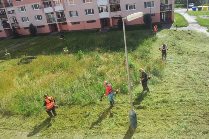 Ilustračný obrázok k článku Kosenie trávnatých plôch v Bystrici: Mesto tento rok vyčlenilo na údržbu trávnikov 470 000 €