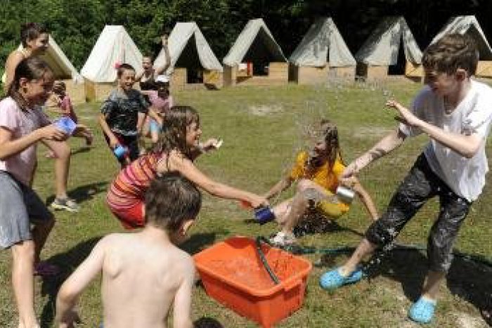 Ilustračný obrázok k článku Spojenie prírody, hravosti a poznávania: Ešte stále môžete prihlásiť svoje deti do letných táborov