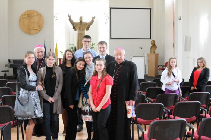 Ilustračný obrázok k článku Diecézny biskup Štefan Sečka ocenil ružomberských žiakov