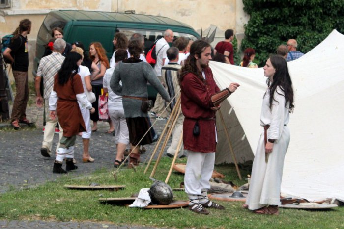 Ilustračný obrázok k článku Nitra cestovala v čase: Podhradie sa zmenilo na slovanské hradisko