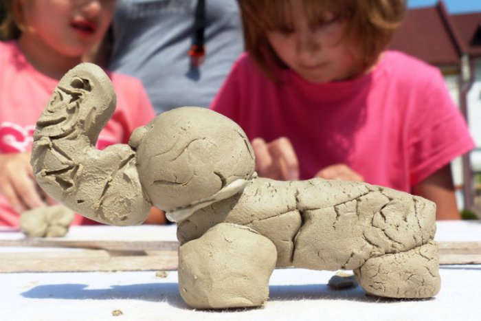 Ilustračný obrázok k článku Keramické tvorivé dielne na popradskom námestí boli veľkým lákadlom